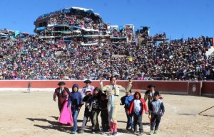 FOTO: JUAN MEDRANO CHÁVARRY La importancia cultural de la tauromaquia en el Perú. Joaqín Galdós dando la vuelta al ruedo en Coracora, Ayacucho con los niños de la ciudad.