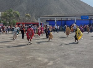 COSTUMBRISTA. En la zona para orquestas y fiestas del complejo turístico Las Tunas actúan un grupo de danzantes del carnaval de Cajabamba, Cajamarca FOTO: PABLO J. GÓMEZ DEBARBIERI