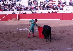 Ocatvio Chacón en un derechazo al primer toro de la tarde FOTO: Pablo J. Gómez Debarbieri
