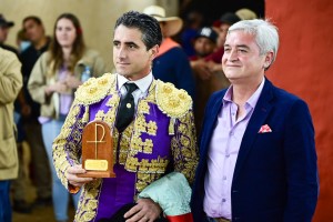 Serna recibiendo el premio junto al ganadero Rissell Parra FOTO: Luis Herencia