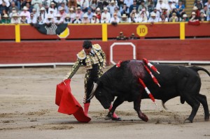 FOTO: JUAN PONCE VALENZUELA Joaquín Galdós en un derechazo a su primer toro