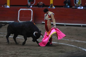 FOTO: JUAN PONCE V. Andrés Roca Rey recibió a su primer toro con verónicas de manos muy bajas; diestro dominador, carismático, arrollador e imparable, justo ganador del escapulario. 