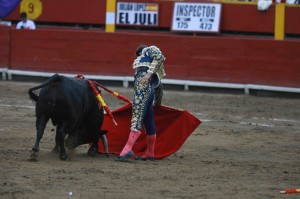 FOTO: JUAN PONCE VALENZUELA El Juli bajó mucho la mano, obligando al toro a seguir su poderosa muleta.