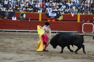 FOTO: JUAN PONCE V. El mexicano toricantano estuvo variado con el capote; aquí en un quite por caleserinas.