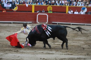 FOTO: JUAN PONCE V. Gilio inició su faena al de la alternativa toreando en redondo, de rodillas, lo que remató con una arrucina, también de rodillas..