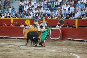 FOTO: JUAN PONCE VALENZUELA Antonio Ferrera quitando al toro del caballo, de frente por detrás; desde que se abrió de capote hasta la estocada, cuajó una faena completa.