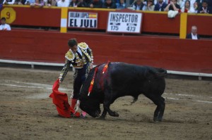 FOTO: JUAN PONCE V. Finalmente, el diestro madrileño toreó estéticamente.