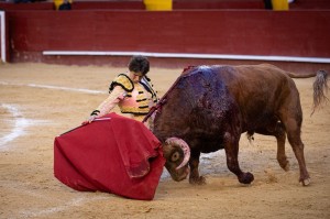 Foto: Plaza de toros de Valencia Roca Rey inició la faena al quinto toreando de rodillas en redondo, en los medios.