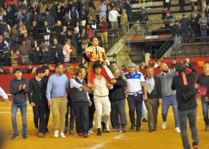 Foto: Mundotoro Ayer, domingo 17 de marzo, Andrés Roca Rey salió en hombros de la plaza de toros de Valencia