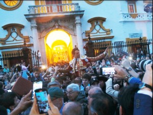 FOTOS: EMPRESA PAGÉS Roca Rey aclamado por la multitud al salir por la Puerta del Príncipe.