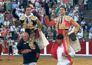 FOTO: MUNDOTORO Andrés Roca Rey, con tres orejas, y Joaquín Galdós, con dos trofeos, salieron ayer en hombros de la plaza española de Santoña, en Cantabria.