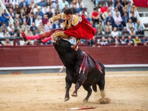 Dramática cornada, con dos trayectorias de 15 cm, a Andrés Roca Rey durante la faena al segundo de la tarde.