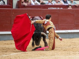 Tras un pase por alto de rodillas, se lo pasó por la espalda.