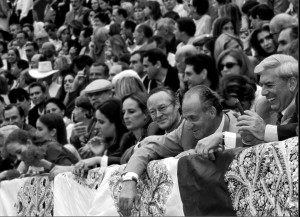 FOTO: JOSÉ ÁLVAREZ BLAS Acho, 25 de noviembre de 2001: el Rey Juan Carlos con Mario Vargas Llosa en la plaza limeña; toreaban Paco Ojeda, Rafael Gastañeta y El Juli.