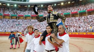 FOTO: DIARIO DE NAVARRA Colombo en hombros en Pamplona tras matar la de Miura en 2024.