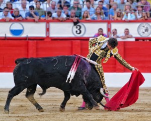 FOTO: LANCES DE FUTURO Andrés Roca Rey en un magnífico natural al sexto de la tarde