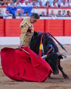 FOTO: LANCES DE FUTURO Buen derechazo de El Cid al primero de la tarde