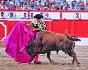 FOTO: LANCES DE FUTURO Quite por saltilleras de Roca Rey al tercer toro.