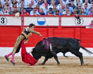 FOTO: LANCES DE FUTURO Gran estocada de Roca Rey al sexto.