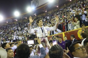 FOTO: JUAN PONCE VALENZUELA Andrés Roca Rey, primera figura del toreo, suele llenar la Plaza de Acho pero lo que asegurará el futuro de la señorial plaza limeña es contar con más de, al menos, 8,000 abonados en cada feria y lograr llenos en varias corridas, cada año. Ello requiere imaginación y decisiones acertadas de la SBLM. 