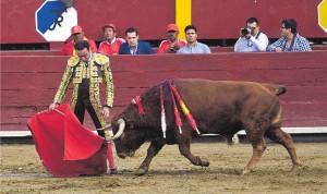 FOTO: JUAN PONCE VALENZUELA Aquella tarde del 27 de noviembre de 2026, Enrique Ponce muleteó a sus dos toros relajado, gustándose y llevándolos muy templados, lo que le permitió cuajar dos grandes faenas. 