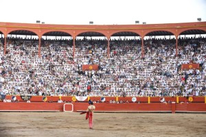 FOTO: JUAN PONCE VALENZUELA Andrés Roca Rey brindando un toro en Acho. Esos llenos absolutos solo los produce él.