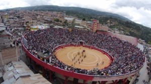 FOTO: LUIS RODRÍGUEZ SÁNCHEZ Impresionante vista de la plaza de Toros El Vizcaíno de Chota llena hasta la bandera.