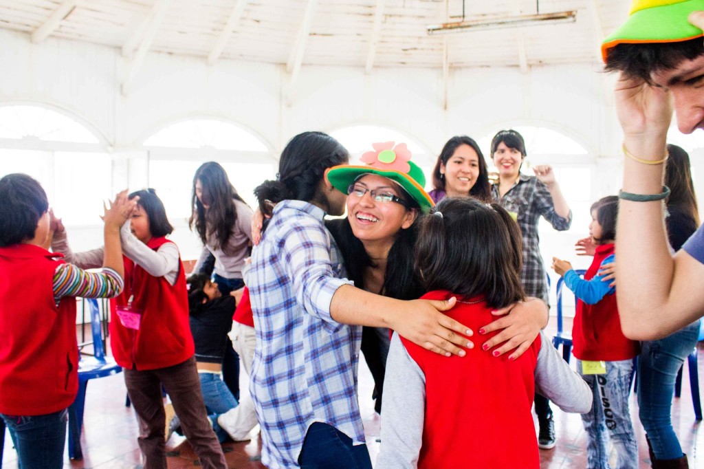 Rocío Velásquez, gestora del proyecto, comparte una dinámica de movimiento con los niños(as) y voluntarios.