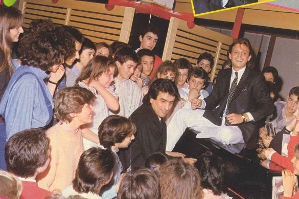 Luis Miguel con sus pequeños fans en Milán. Lo acompaña en el piano Toto Cutugno. (Revista Tutto Musica & Spettacolo / LuisMiguelSite.com)