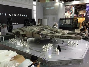 new-photos-of-hot-toys-massive-18-foot-long-millennium-falcon13