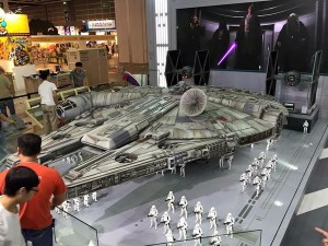 new-photos-of-hot-toys-massive-18-foot-long-millennium-falcon14