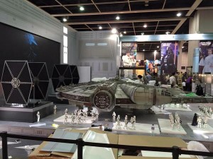 new-photos-of-hot-toys-massive-18-foot-long-millennium-falcon99