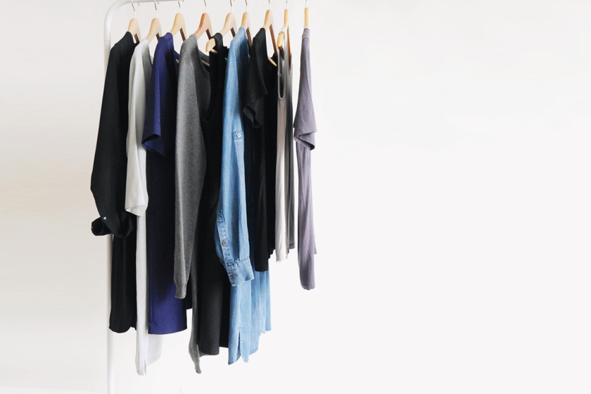 Si te pasa que tienes un armario lleno de ropa pero igual piensas que no tienes nada qué ponerte, este artículo es para tí.