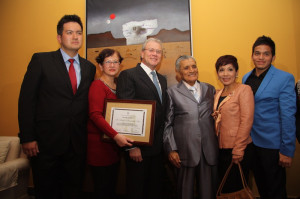 El profesor Antonio con el embajador Gutiérrez y su familia en Beijing (2013)