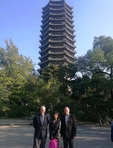 En la Universidad de Beijing con el rector Marcial Rubio y el Dr. Augusto Castro.